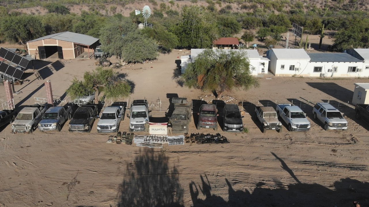 Aseguran predio, vehículos y arsenal durante operativo al norte de Sonora