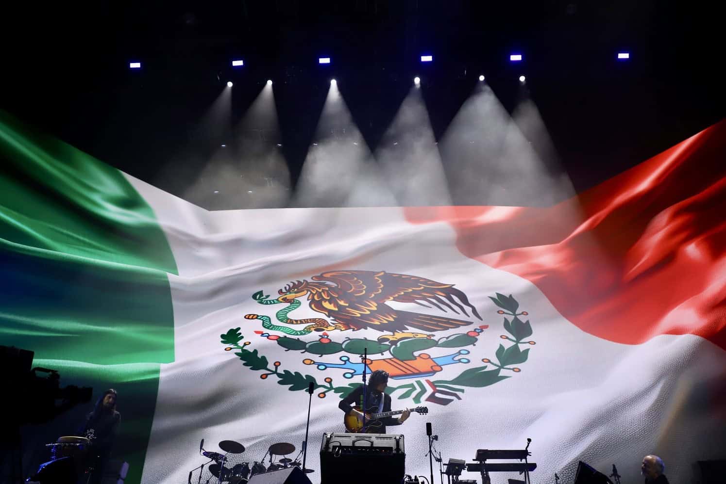 ¡Incomparables! Caifanes reúne a generaciones en el Estadio GNP