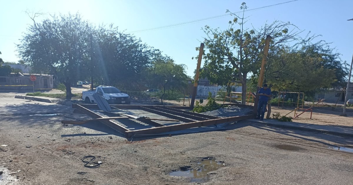 Fuertes vientos derrumban estructura de metal en Hermosillo