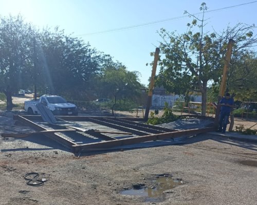 Fuertes vientos derrumban estructura de metal en Hermosillo