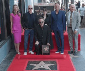 Recibe Tim Burton su estrella en Hollywood