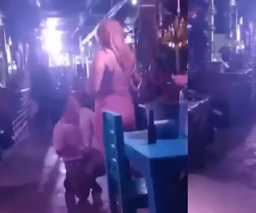 VIDEO | Hombre le pide matrimonio a bailarina en bar y se vuelve viral