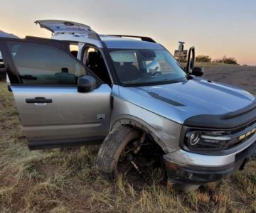 Polleros e indocumentados huyen de auto en movimiento para escapar