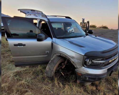 Polleros e indocumentados huyen de auto en movimiento para escapar