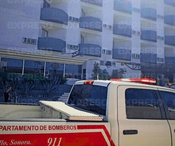 Policías rescatan a hombre que intentaba arrojarse desde un cuarto piso