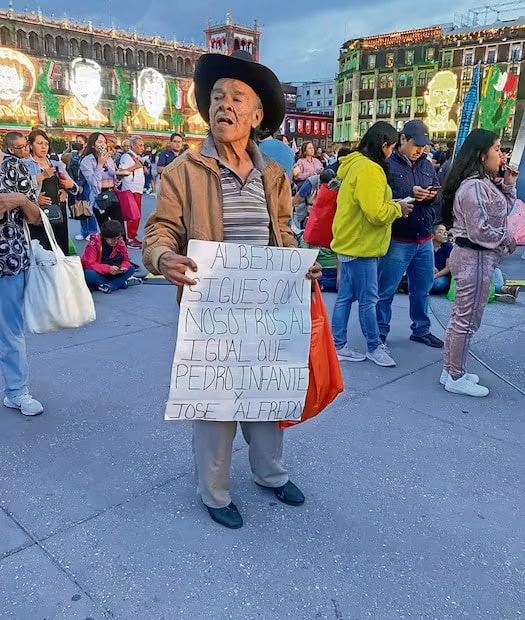 Fans de Juan Gabriel abarrotan el Zócalo con la proyección de su concierto