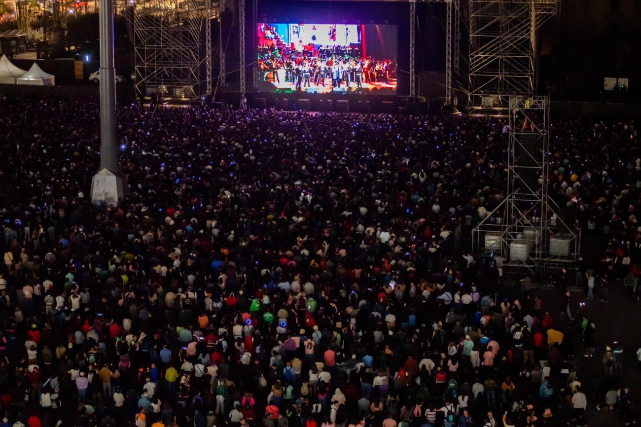 Fans de Juan Gabriel abarrotan el Zócalo con la proyección de su concierto