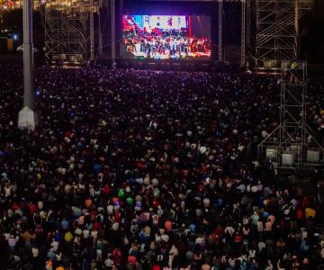 Fans de Juan Gabriel abarrotan el Zócalo con la proyección de su concierto