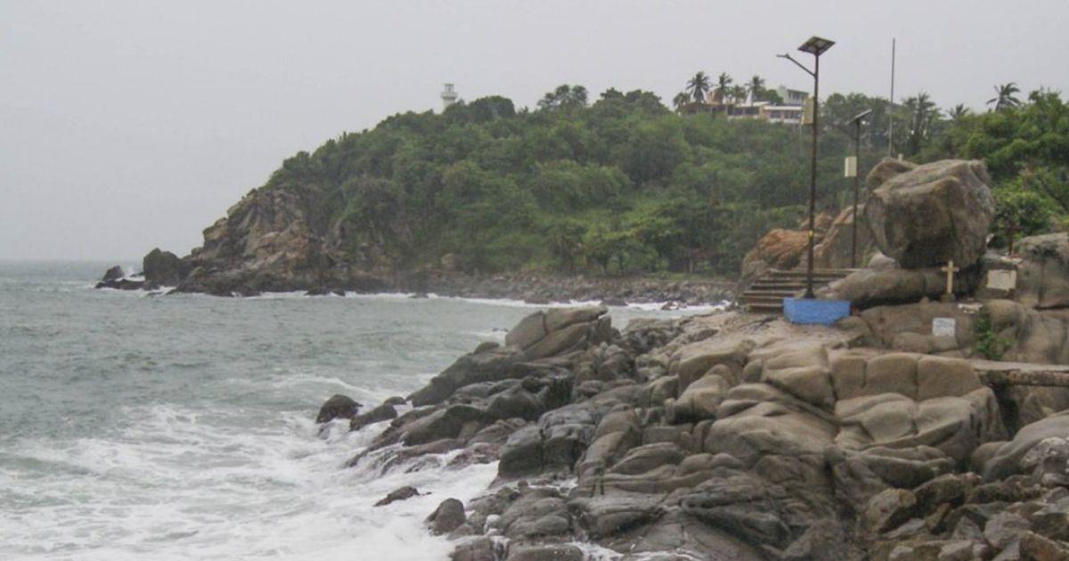 Huracán John toca tierra en la costa de Guerrero como categoría 3