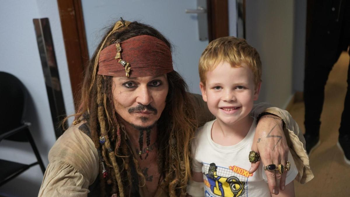 Johnny Depp visita a niños con cáncer vestido como Jack Sparrow 