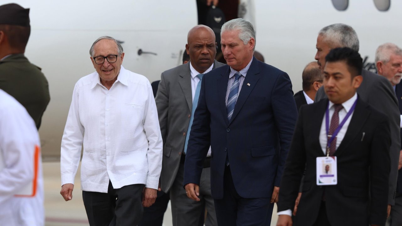 Presidente de Cuba aterriza en México para toma de posesión de Sheinbaum