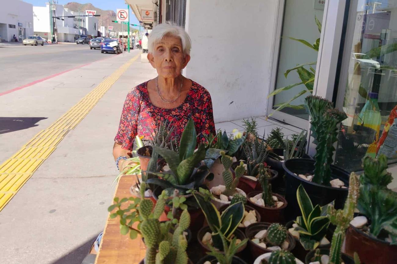 A sus 77 años, María cultiva plantas en su jardín para tener un ingreso