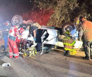 Jóvenes quedan graves tras sufrir aparatoso accidente en ejido de Nogales