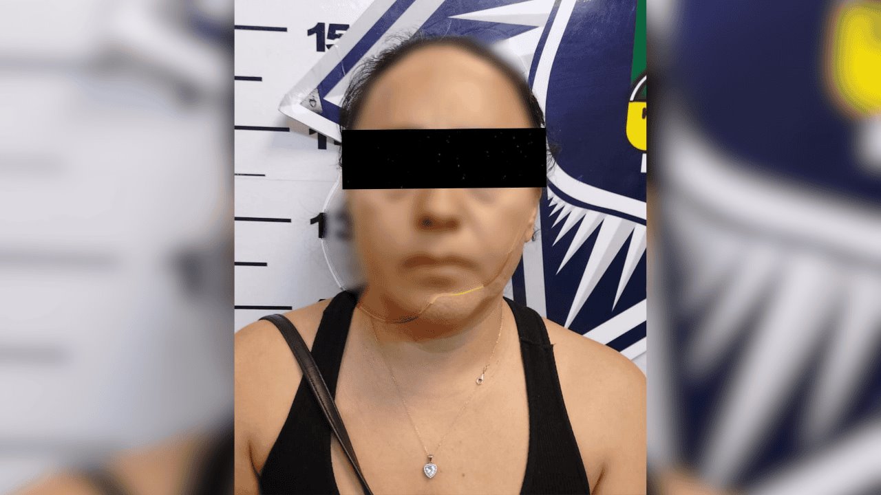 Mujer daña vehículos de vecinos tras discutir con su pareja