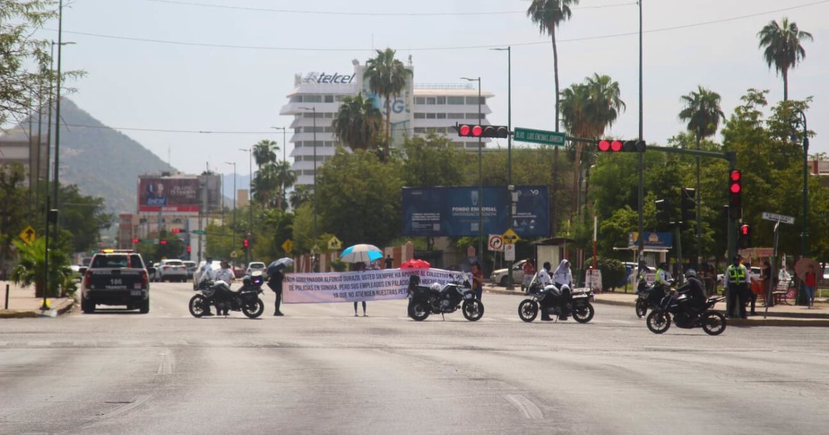 Viudas de policías se manifiestan en avenida Rosales de Hermosillo