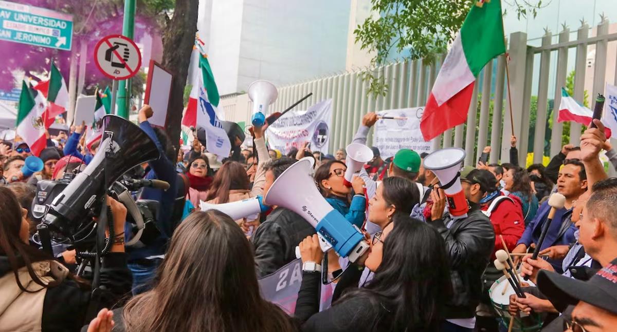 Trabajadores del Poder Judicial protestan afuera del Senado