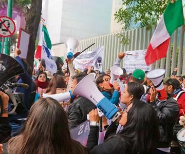 Trabajadores del Poder Judicial protestan afuera del Senado