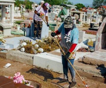 Avanza limpieza en panteones para al Día de Muertos en Guaymas