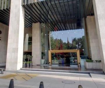 Mujer de 40 años pierde la vida tras caer varios pisos de un hotel en CDMX