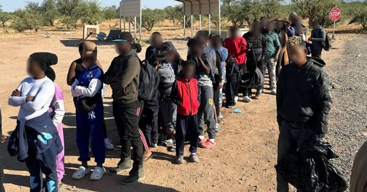 Detienen a grupo de 50 migrantes de en la frontera de Arizona