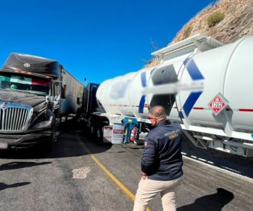 Se accidentan dos tractocamiones en carretera Ímuris-Cananea