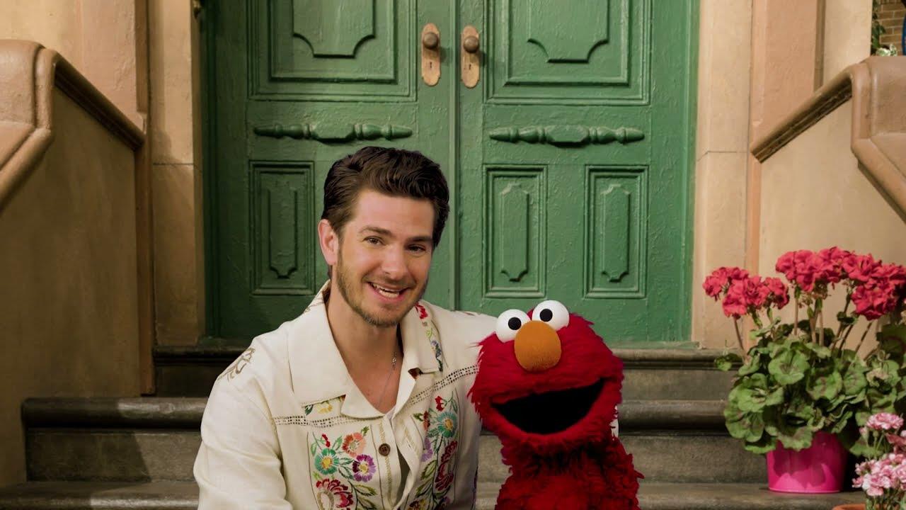 Andrew Garfield comparte con Elmo su duelo por la muerte de su mamá