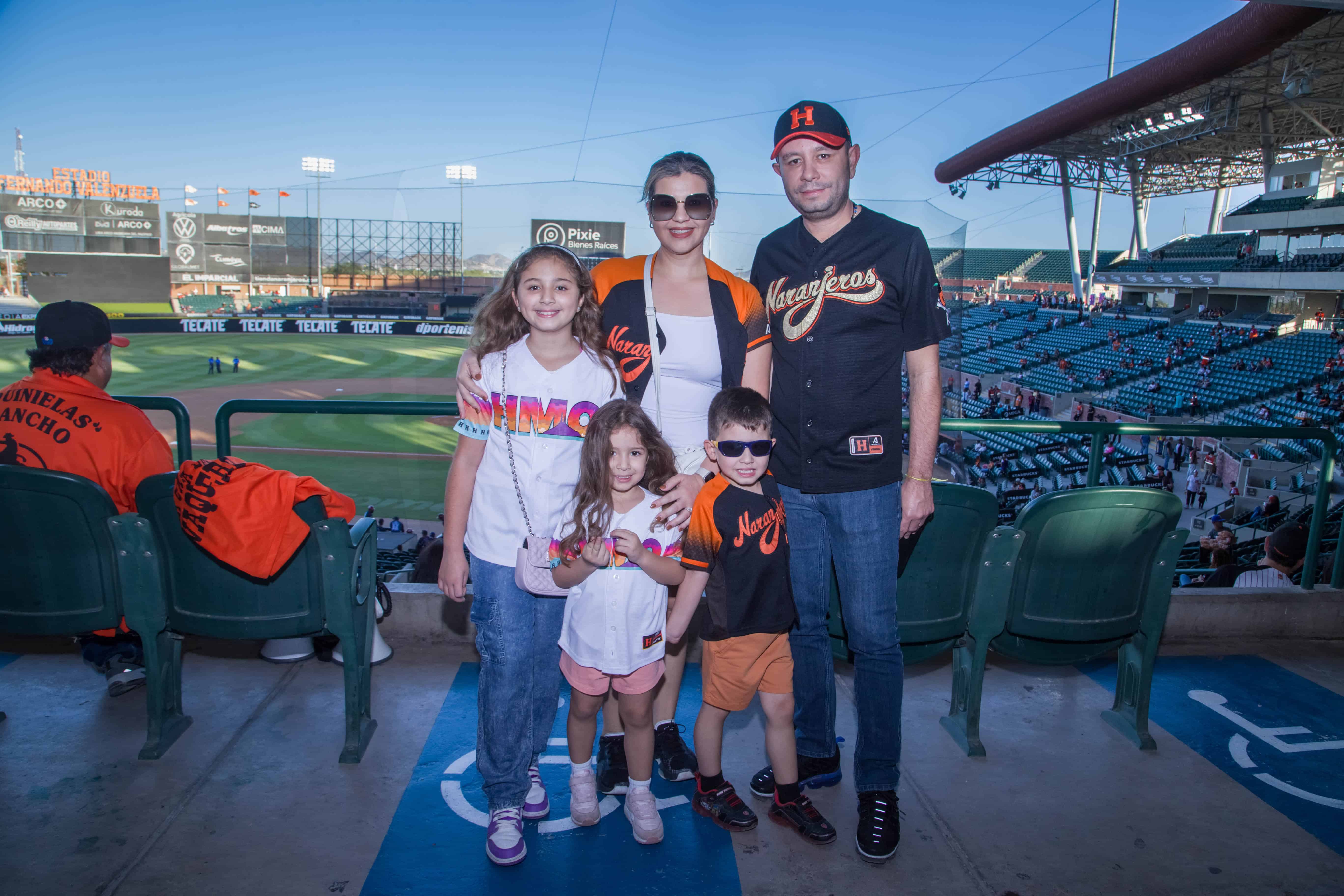 En el Estadio Fernando Valenzuela disfrutan de un buen juego