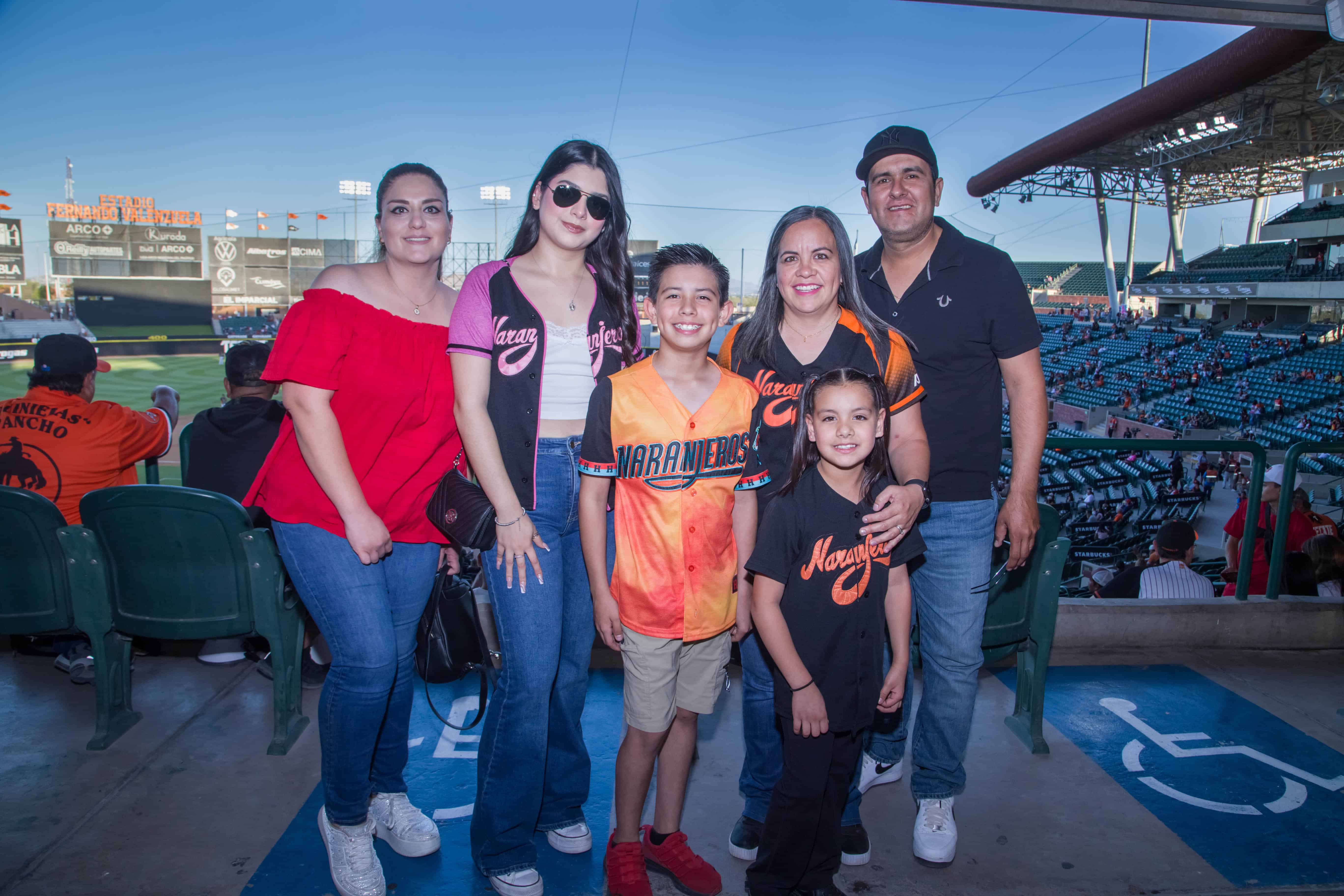 En el Estadio Fernando Valenzuela disfrutan de un buen juego