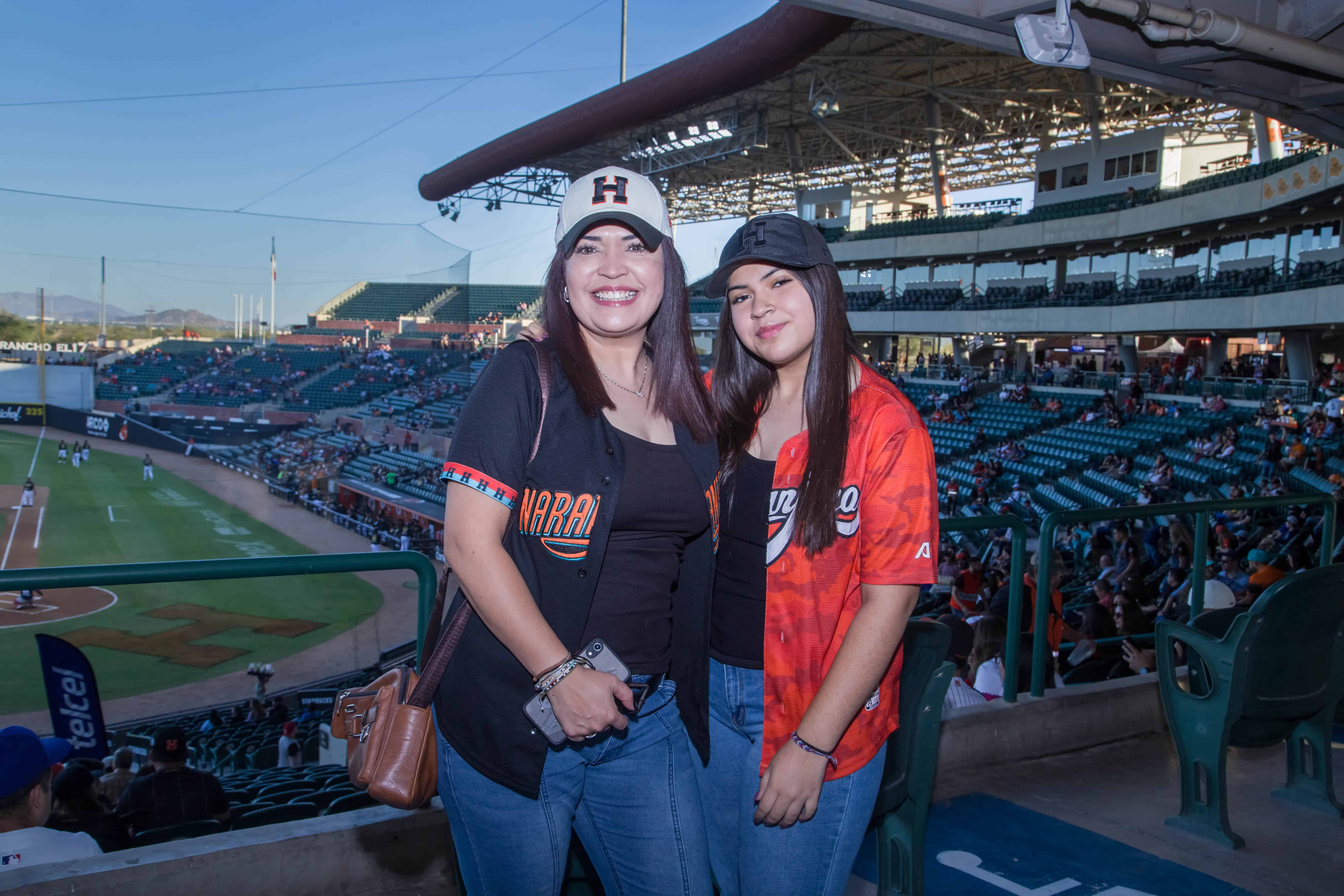 En el Estadio Fernando Valenzuela disfrutan de un buen juego