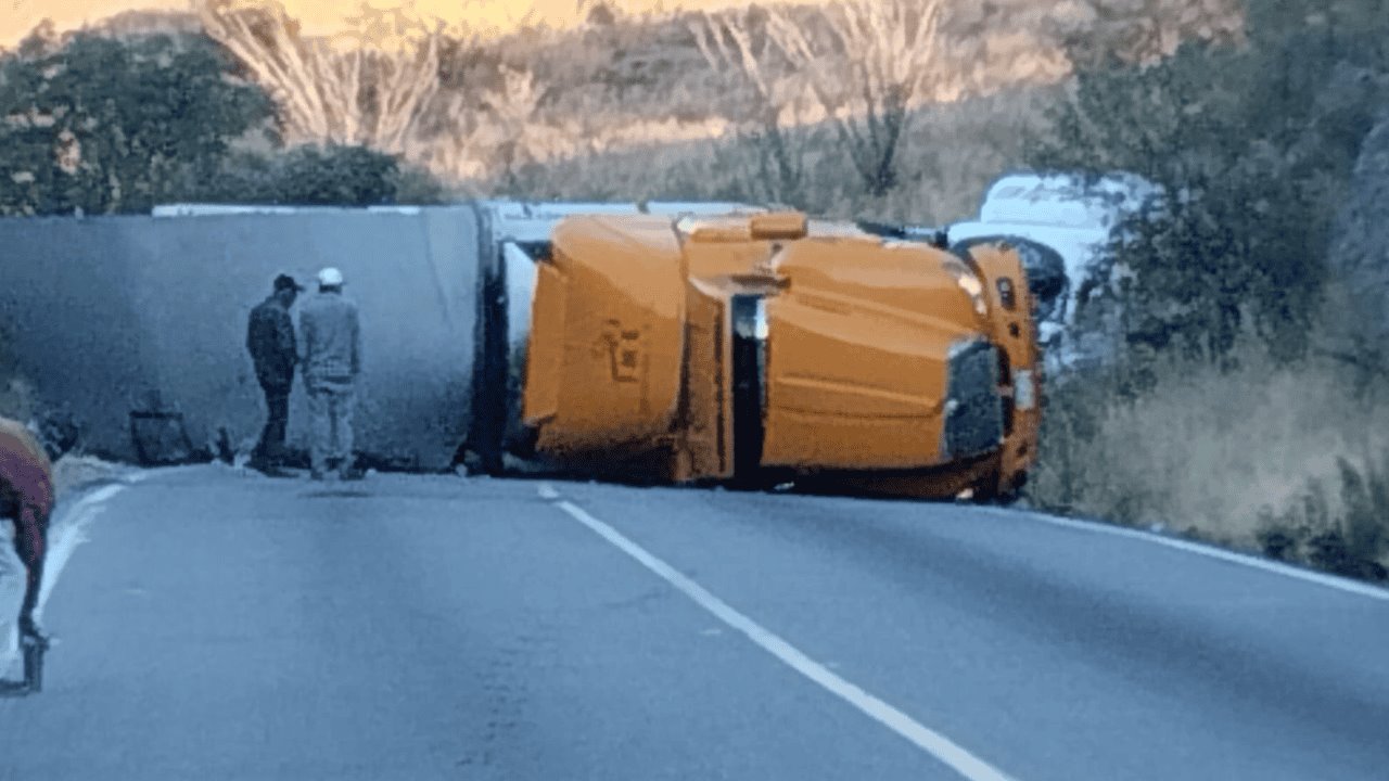 Cierran tránsito en la carretera Ímuris-Cananea por accidente