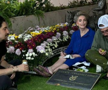 El Potrillo visita la tumba de Vicente Fernández y comparte fotos en redes