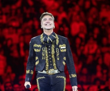 Alejandro Fernández homenajea a Vicente Fernández en la Plaza de Toros