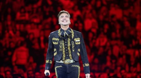 Alejandro Fernández homenajea a Vicente Fernández en la Plaza de Toros