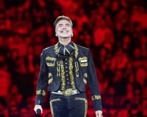 Alejandro Fernández homenajea a Vicente Fernández en la Plaza de Toros