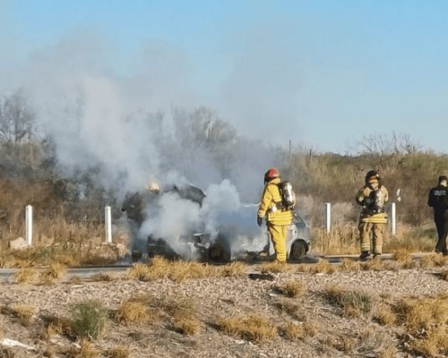 Llamas consumen vehículo en plena carretera