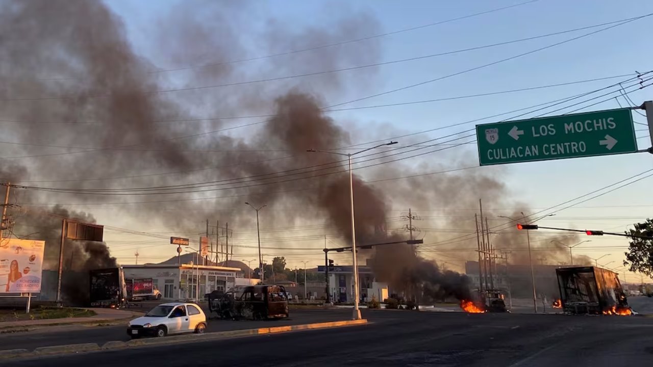 Continúa la violencia en Sinaloa; reportan bloqueos, incendios y asesinatos