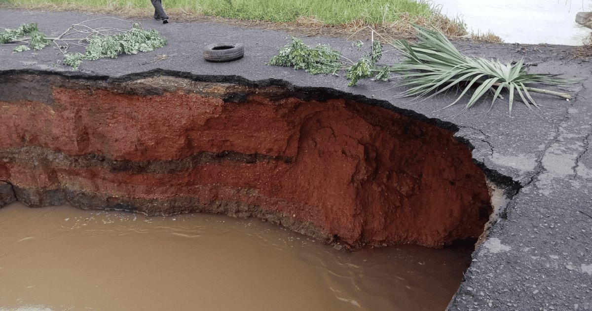 Tramo carretero al sur de Veracruz se derrumba por intensas lluvias