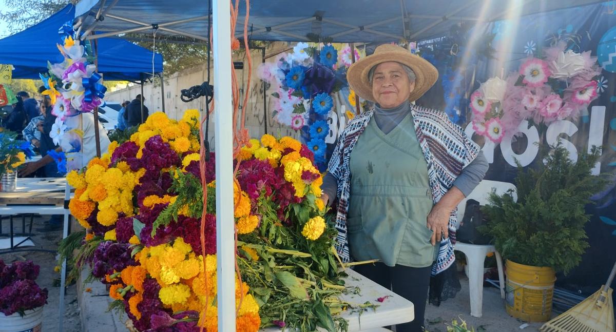 Cuatro décadas de tradición de venta de flores en el Panteón Palo Verde