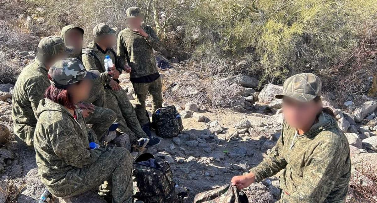 Migrantes intentan camuflarse en el desierto para despistar a Patrulla