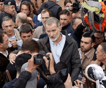 Afectados por DANA arrojan lodo al Rey Felipe VI en Valencia