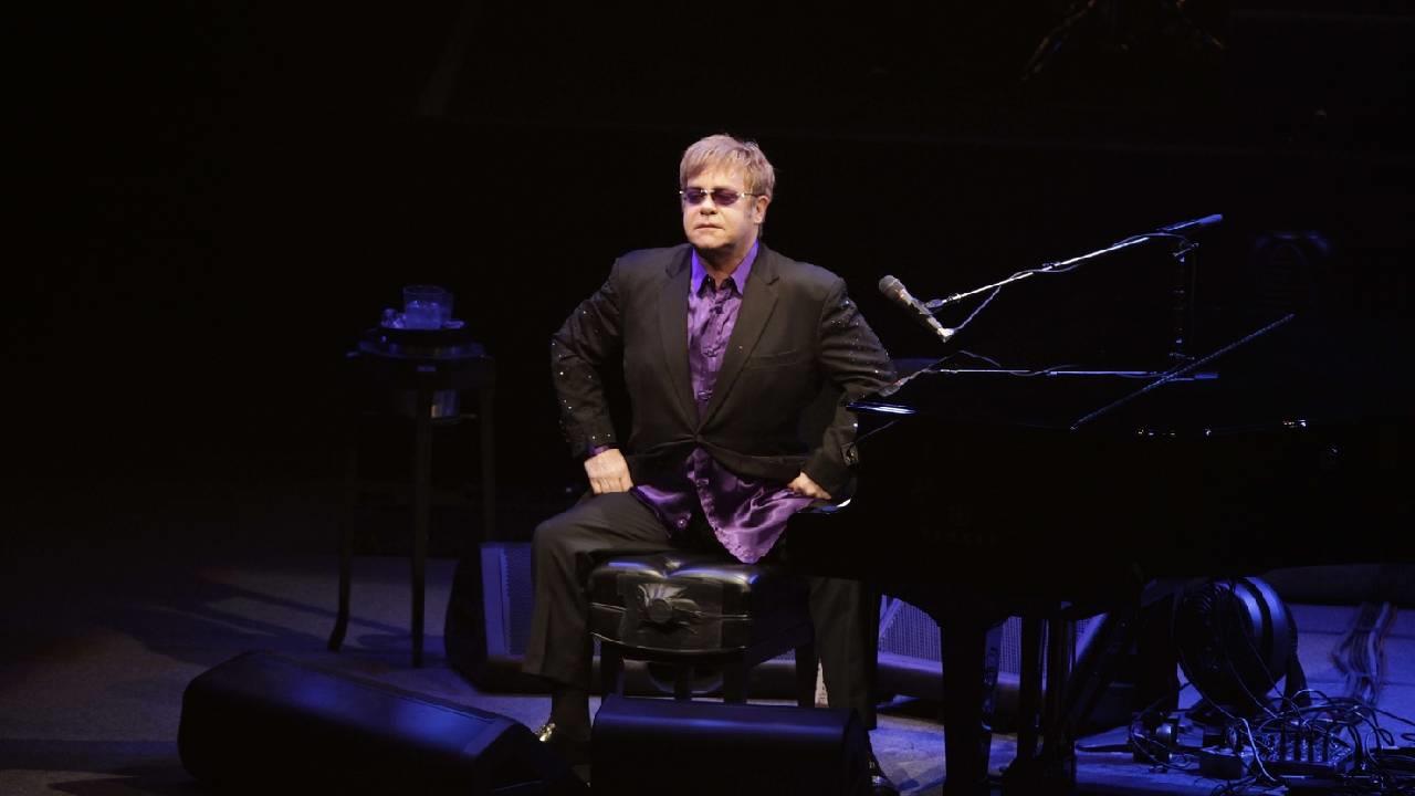 Pierde  Elton John visión  en el ojo derecho por una infección