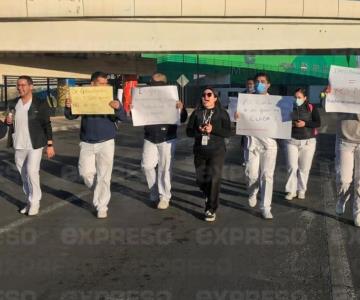 Personal del Hospital General exige renovación de contratos; bloquean calles