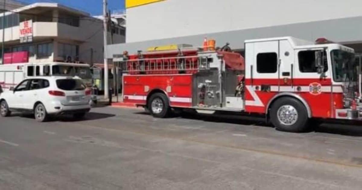 Rescatan a 10 personas atrapadas en elevador de una tienda en Guaymas