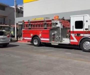 Rescatan a 10 personas atrapadas en elevador de una tienda en Guaymas