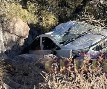 Conductor se sale de la carretera Agua Prieta - Janos y cae en un barranco