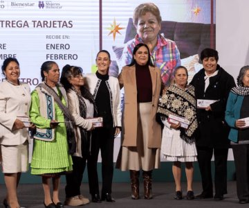 Entrega Sheinbaum las primeras tarjetas Pensión Mujeres Bienestar