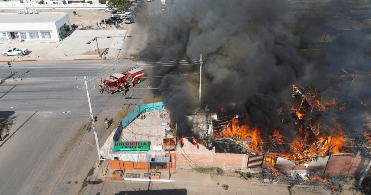 Incendio en palapa de mariscos moviliza a cuerpos de emergencia