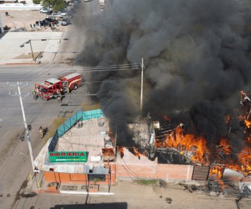 Incendio en palapa de mariscos moviliza a cuerpos de emergencia