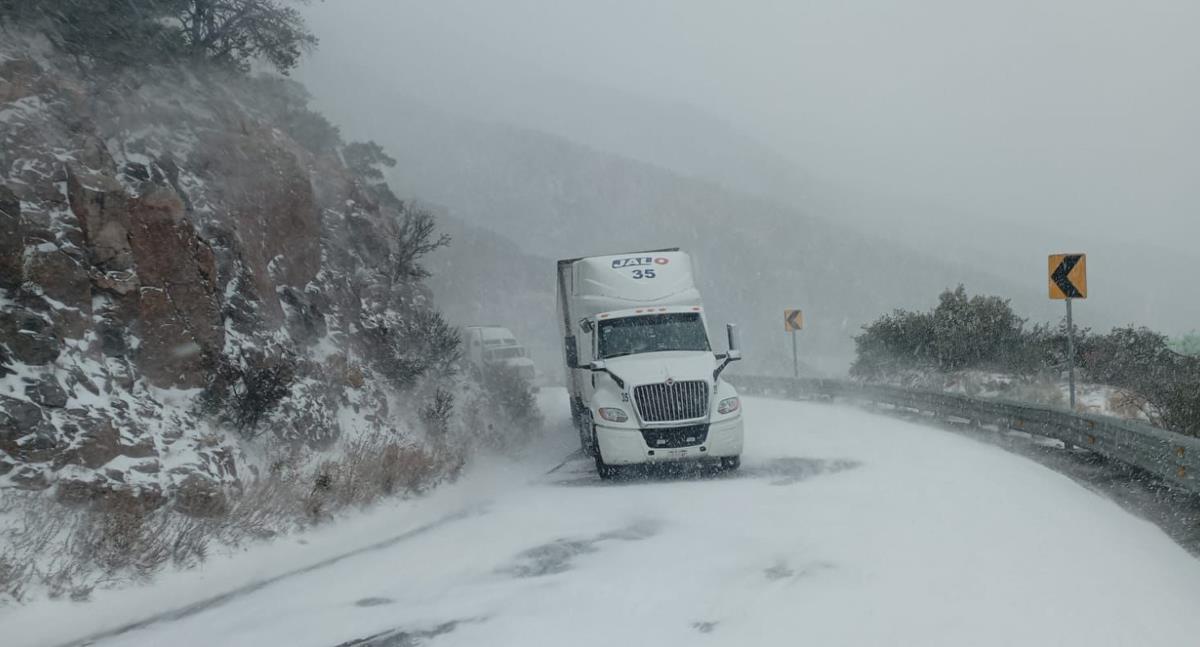 Cierran tramo Janos-Agua Prieta por intensa nevada en Puerto San Luis