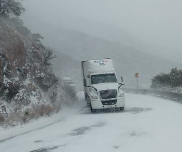 Cierran tramo Janos-Agua Prieta por intensa nevada en Puerto San Luis